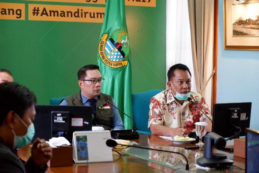 Ketua DPRD Provinsi Jawa Barat (Jabar) Brigjen TNI (Purn) Taufik Hidayat dan Gubernur Jabar Ridwan Kamil.