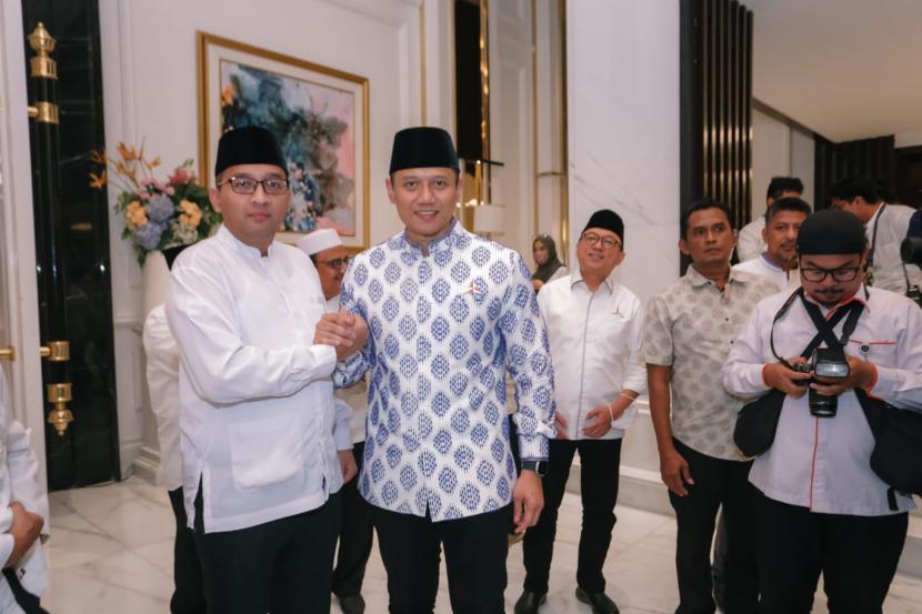 Ketua DPW Garpu Jabar, Heika Safar bersalaman dengan Ketua DPP Partai Demokrat, Agus Harimurti Yudhoyono (AHY) seusai buka bersama di  kantor DPP Partai Nasdem, Gondangdia, Jakarta Pusat, Sabtu (25/3/2023) malam WIB. 
