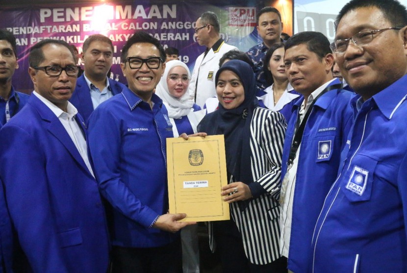 Ketua DPW PAN DKI Jakarta Eko Hendro Purnomo, menunjukkan berkas tanda terima pendaftaran caleg.