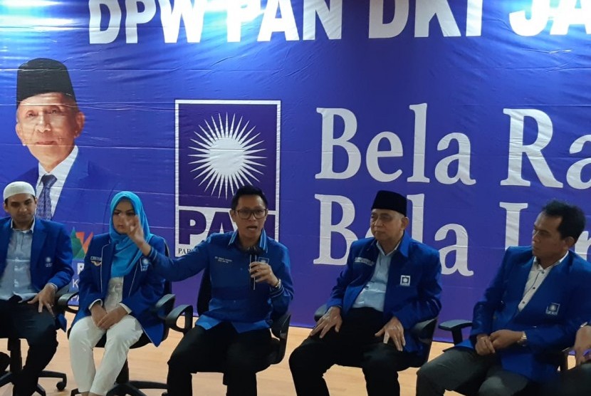 Ketua DPW PAN DKI Jakarta, Eko Hendro Purnomo (tengah)