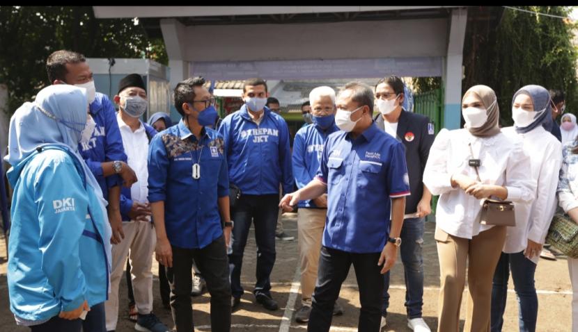 Ketua DPW PAN DKI Jakarta Eko Patrio (masker biru) berbincang dengan Ketua Umum DPP PAN Zulkifli Hasan (masker putih), saat pembagian multivitamin dan suntik vitamin C, Selasa (27/7)