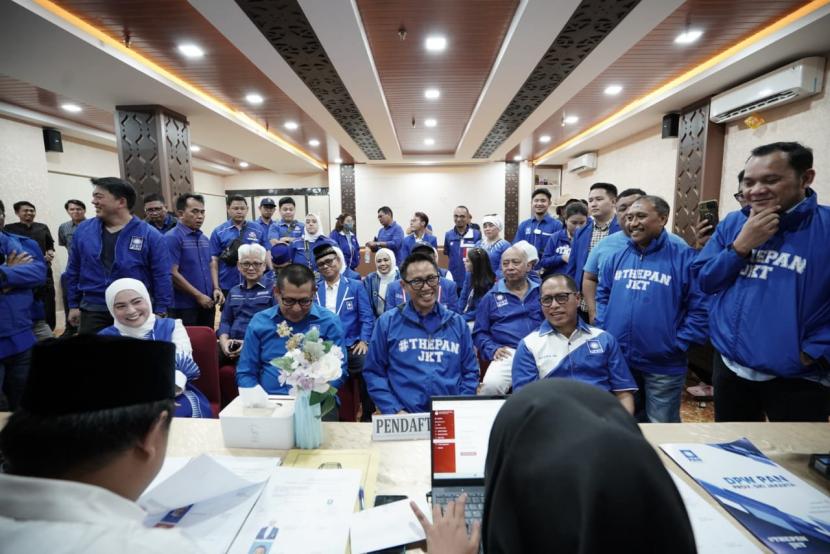 Ketua DPW PAN DKI Jakarta memimpin penyerahan bekas bakal calon anggota legislatif ke KPU DKI Jakarta.