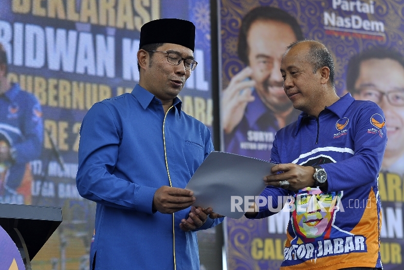 Ketua DPW Partai Nasdem Jabar Saan Mustopa menyerahkan surat rekomendasi kepada Wali Kota Ridwan Kamil saat menghadiri acara deklarasi dukungan Partai Nasdem untuk Ridwan Kamil sebagai calon Gubernur Jawa Barat (ilustrasi)