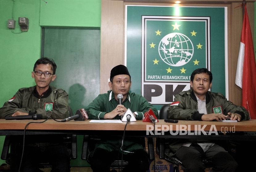 Ketua DPW PKB DKI Jakarta Hasbialla Ilyas (tengah) memberikan keterangan pers di kantor DPW PKB DKI Jakarta, Kamis (23/2).