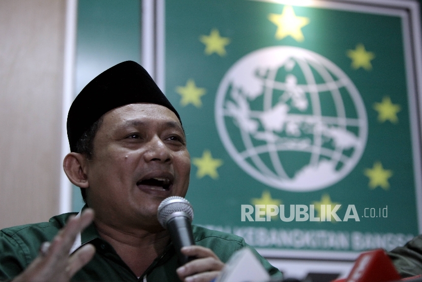 Ketua DPW PKB DKI Jakarta Hasbialla Ilyas (tengah) memberikan keterangan pers di kantor DPW PKB DKI Jakarta, Kamis (23/2).
