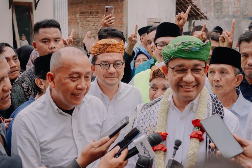 Ketua DPW PKB Jabar Syaiful Huda (tengah) dan Ketua DPW Nasdem Jabar Saan Mustopa (kiri) mendampingi Anies Baswedan saat kampanye di Cirebon, Jawa Barat, Sabtu (9/12/2023).