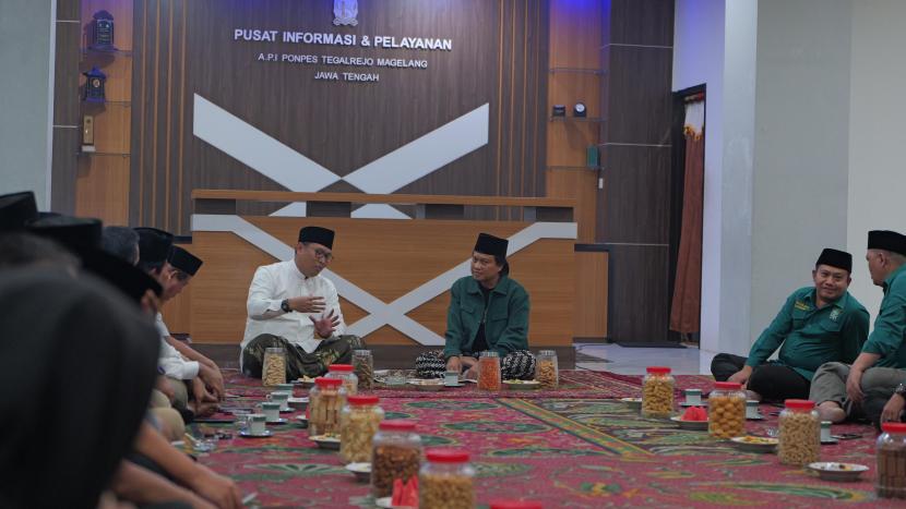 Ketua DPW PKB Jateng, Muhammad Yusuf Chudlori menerima kunjungan Ketua DPD Partai Gerindra Jateng Sudaryono di Pondok Pesantren API Tegalrejo, Magelang, Jawa Tengah, Rabu (22/5/2024) malam WIB.  