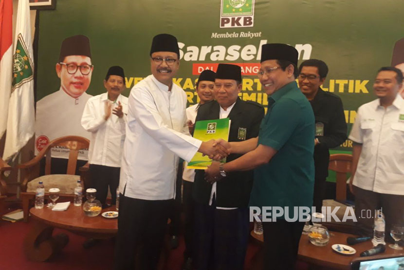 Ketua DPW PKB Jawa Timur Abdul Halim Iskandar menyerahkan surat rekomendasi kepada Wakil Gubernur Jawa Timur Saifullah Yusuf untuk maju di Pilgub Jatim 2018. Penyerahan dilakukan di Novotel Surabaya, Jalan Raya Ngagel Nomor 173-175, Ngagel, Wonokromo, Surabaya, Rabu (11/10).