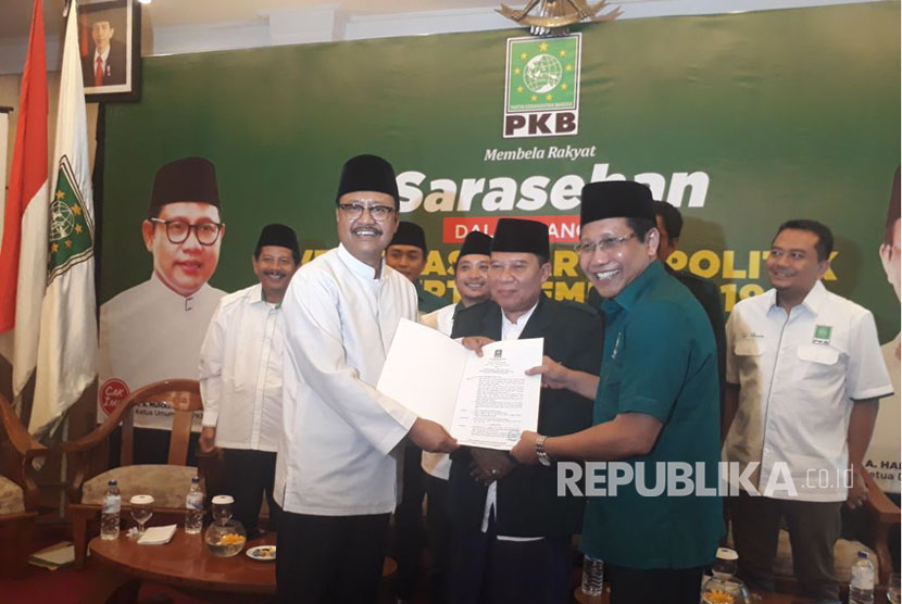 Ketua DPW PKB Jawa Timur Abdul Halim Iskandar menyerahkan surat rekomendasi kepada Wakil Gubernur Jawa Timur Saifullah Yusuf untuk maju di Pilgub Jatim 2018. Penyerahan dilakukan di Novotel Surabaya, Jalan Raya Ngagel Nomor 173-175, Ngagel, Wonokromo, Surabaya, Rabu (11/10).