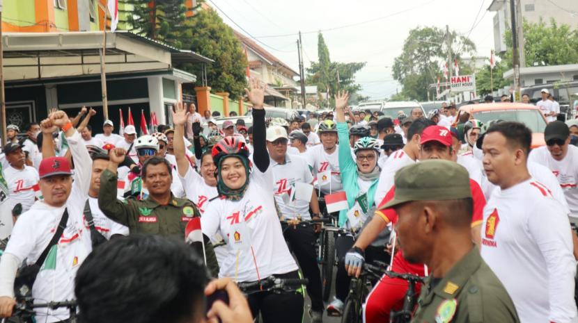 Ketua DPW PKB Lampung Chusnunia Chalim dan Ketua DPD Gerindra Lampung Mirzani Djausal memimpin gowes bareng para kader kedua partai untuk memperkuat soliditas koalisi Gerindra-PKB dalam menghadapi Pemilu 2024.