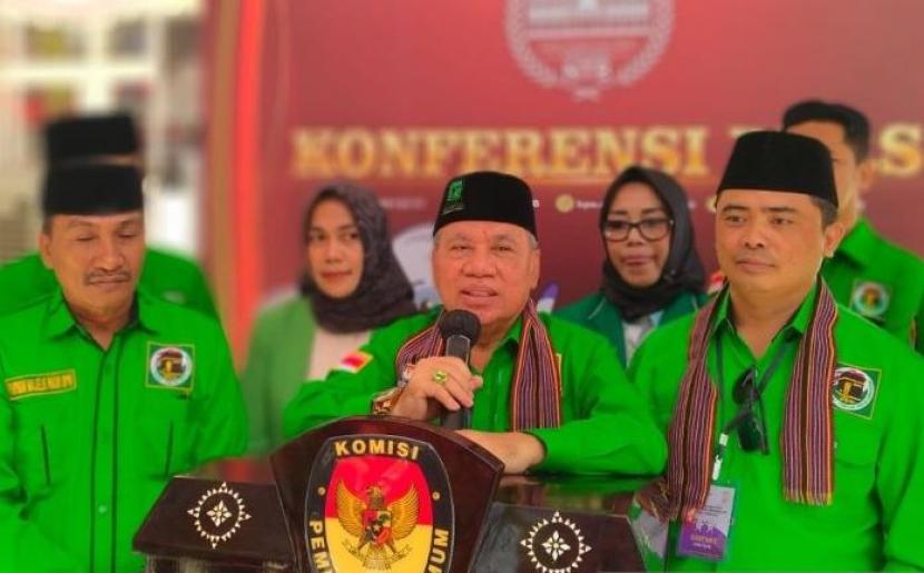 Ketua DPW PPP Nusa Tenggara Barat (NTB) Muzihir (tengah) didampingi Sekretaris DPW PPP NTB, Muh Akri (kanan) di kantor KPU NTB, Kota Mataram, Sabtu (13/5/2023).