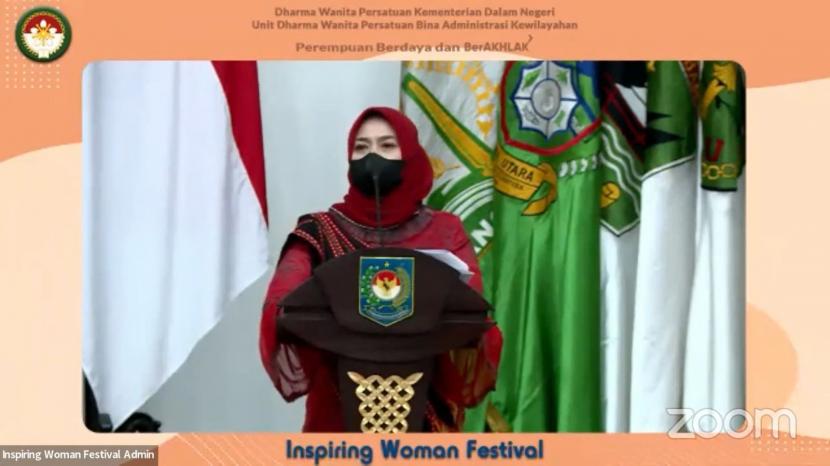 Ketua DWP Ditjen Bina Administrasi Kewilayahan, Safriati Safrizal pada kegiatan Inspiring Woman Festival (IWF), Kamis (21/4/2022). 