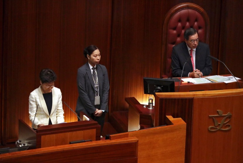 Ketua Eksekutif Hong Kong Carrie Lam menghentikan pidatonya di Majelis Legislatif Hong Kong saat beberapa anggota parlemen oposisi menyampaikan protes, Kamis (17/10).