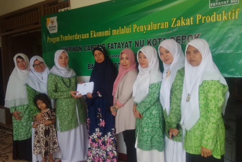 Ketua Fatayat NU Kota Depok, Hj Yuminah, menyerahkan bantuan kepada salah seorang mustahik, Senin (27/1). Bantuan ini berasal dari Badan Amil Zakat Nasional (Baznas) yang bekerja sama dengan Fatayat NU dan beberapa organisasi lainnya dalam penyalurannya. 