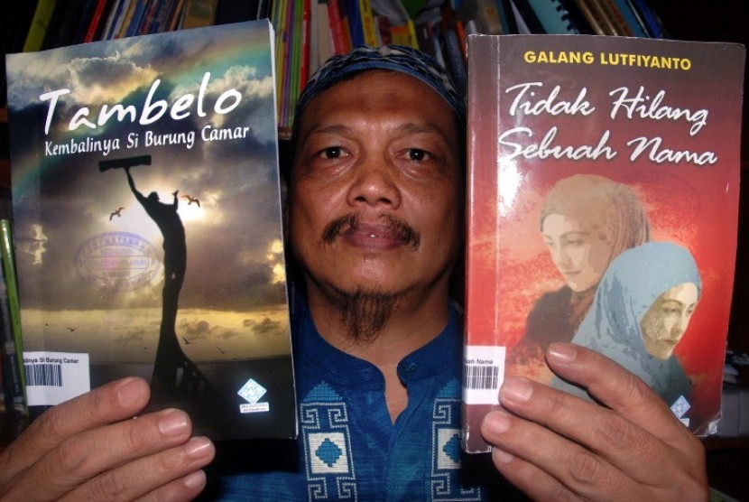 Ketua Federasi Guru Independen Indonesia (FGII) Jabar yang juga kepala sekolah SDN Cempaka Arum, Ahmad Taufan, menunjukkan dua buah buku novel yang mengandung muatan pornografi