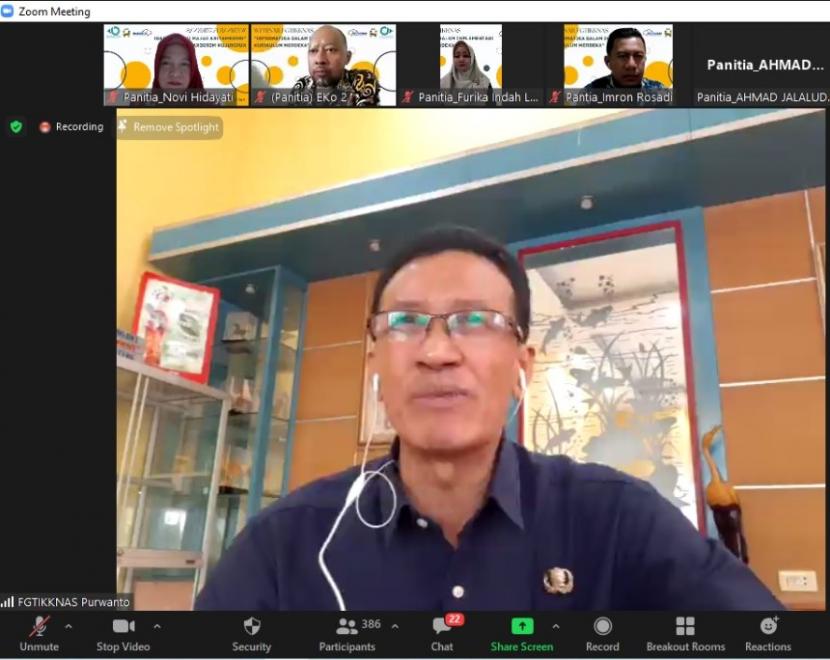 Ketua Federasi Guru TIK dan KKPI Nasional (FGTIKKNAS) Purwanto menyampaikan kata sambutan pada webinar Informatika dalam Implementasi Kurikulum Merdeka yang diadakan oleh FGTIKKNAS, Kamis (21/7/2022). 