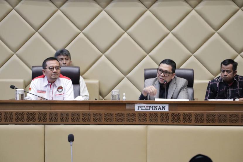 Ketua Forkomnas DOB Syaiful Huda (kiri) dan Ketua Komisi II DPR Ahmad Doli Kurnia (kanan) saat rapat dengar pendapat (RDP) di gedung DPR RI, Senin (19/6/2023).