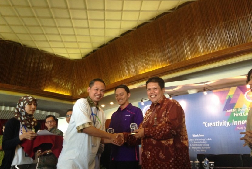 Ketua ForMind, Acep Furqon memberikan cindera mata kepada Direktur  Utama PT Bio Farma (Persero) Iskandar