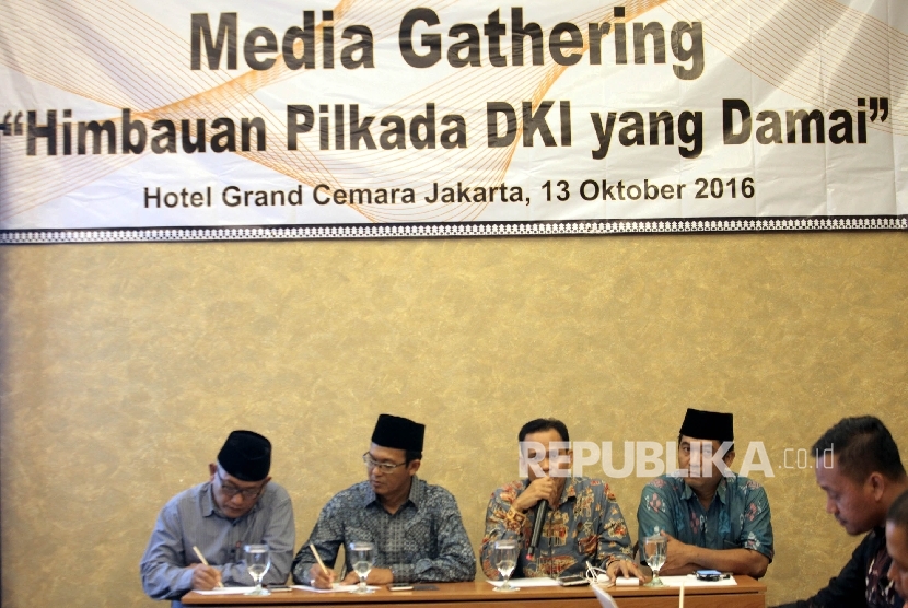 Ketua Forum Kerukunan Umat Beragama (FKUB) DKI Jakarta KH. Syafii Mufid, Rais Syuriah Pengurus Besar Nahdlatul Ulama (PBNU) KH Ahmad Ishomuddin, Anggota Komisioner Bawaslu Pemprov DKI Jakarta Muhammad Jufri, dan Pengamat Politik Lima (Lingkar Madani), 