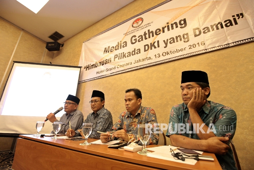 Ketua Forum Kerukunan Umat Beragama (FKUB) DKI Jakarta KH. Syafii Mufid, Rais Syuriah Pengurus Besar Nahdlatul Ulama (PBNU) KH Ahmad Ishomuddin, Anggota Komisioner Bawaslu Pemprov DKI Jakarta Muhammad Jufri, dan Pengamat Politik Lima (Lingkar Madani),  