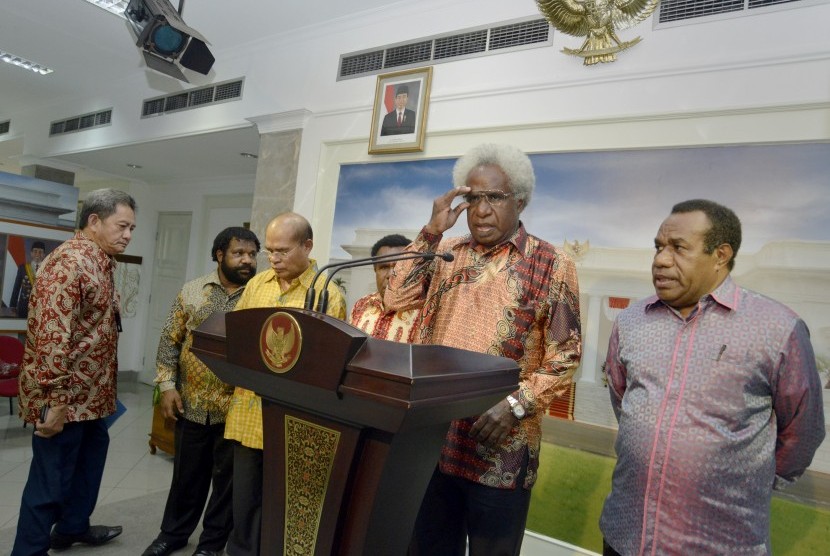 Ketua Forum Kerukunan Umat Beragama Papua Lipiyus Binilek (kedua kanan) didampingi Staf Khusus Presiden Lennys Kogoya (kedua kiri) serta sejumlah tokoh masyarakat dan pimpinan Gereja Injili Di Indonesia (GIDI) memaparkan hasil pertemuan tertutup dengan Pre