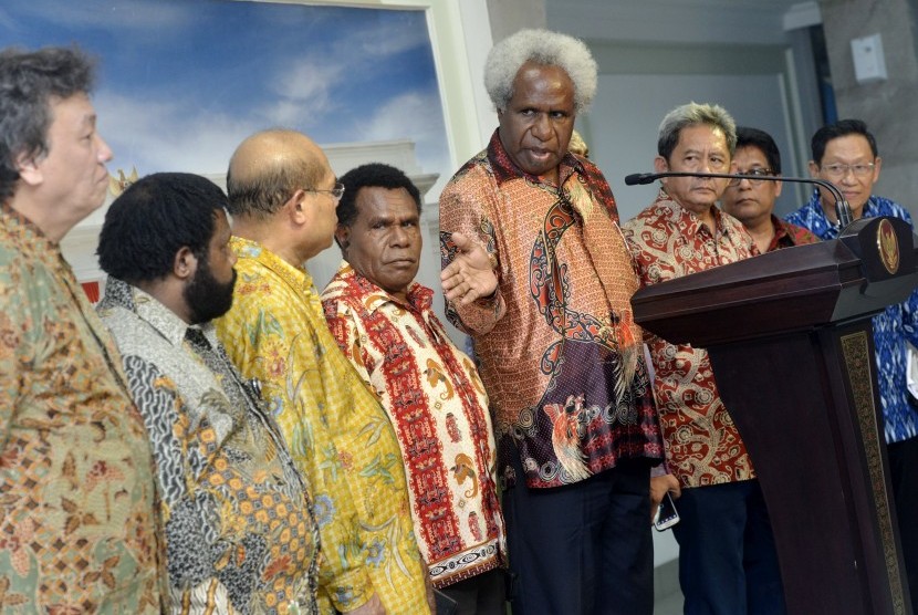 Ketua Forum Kerukunan Umat Beragama Papua Lipiyus Binilek (tengah) didampingi Staf Khusus Presiden Lennys Kogoya (kedua kiri) serta sejumlah tokoh masyarakat dan pimpinan Gereja Injili Di Indonesia (GIDI) memaparkan hasil pertemuan tertutup dengan Presiden