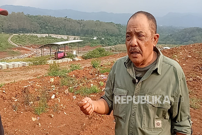 Ketua Forum Penyelamat Hutan Jawa Drs H Eka Santosa saat meninjau TPA Sarimukti, Rabu (30/7/2025). 