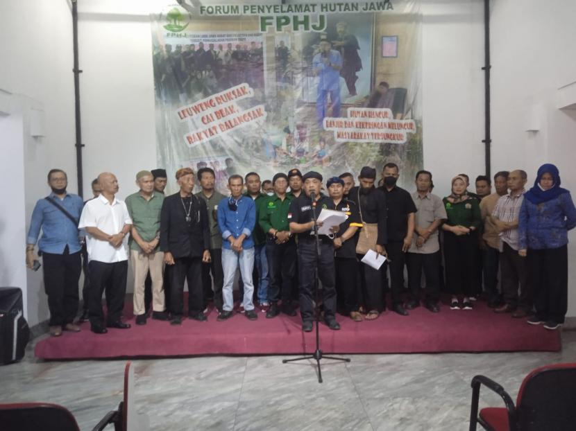 Ketua Forum Penyelamat Hutan Jawa Eka Santosa mengatakan, pihaknya keberatan dengan surat keputusan tentang KHDPK yang dikeluarkan Menteri Lingkungan Hidup dan Kehutanan. Dia menilai, keputusan tersebut mengancam keberlangsungan ekosistem hutan.
