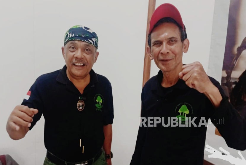 Ketua Forum Penyelamat Hutan Jawa (FPHJ) Eka Santosa (kiri) dan Sekretaris FPHJ Thio Setiowekti menyatakan siap melawan terhadap aksi perusakan hutan. 