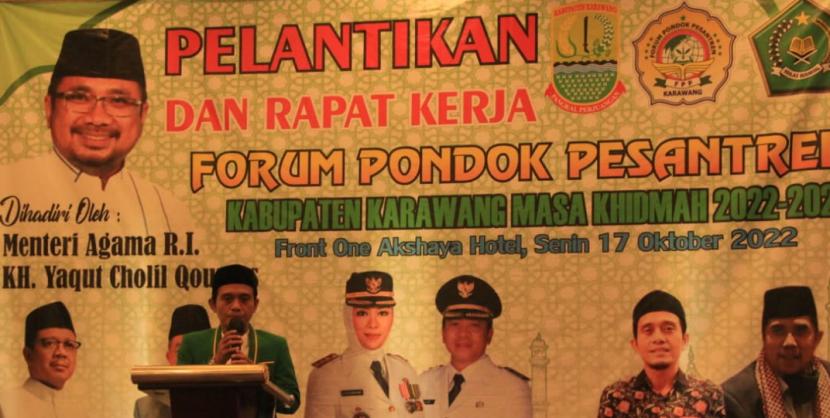 Ketua Forum Pondok Pesantren (FPP) Provinsi Jawa Barat KH Edi Komarudin telah resmi melantik KH Dading Muhtadin sebagai Ketua Forum Pondok Pesantren (FPP) Kabupaten Karawang dan mengukuhkan Pengurus Forum Pondok Pesantren Kabupaten Karawang masa bakti 2022-2027 di Hotel Akshaya, Teluk Jambe, Karawang, Senin (17/10/2022).