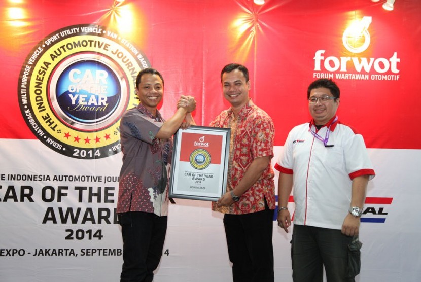Ketua Forwot Indra Prabowo menyerahkan tanda penghargaan Forwot Car of the Year 2014