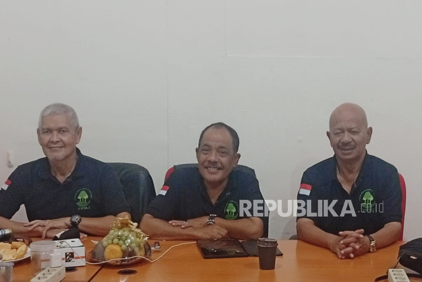 Ketua FPHJ Eka Santosa (tengah) didampingi pendiri FPHJ Dadang Hendaris (kiri) dan HR Iskandar menyampaikan keterangan pers dalam peringatan Hari Ulang Tahun (HUT) FPHJ ke-3 di sekretariat FPHJ, Kota Bandung, Jumat (23/5/2025).  