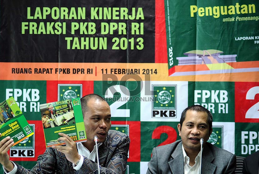 Ketua FPKB Marwan Jafar(kanan), Sekertaris FPKB Hanif Dakhiri (kiri) menunjukan buku usai berikan laporan tahunan fraksi di kompleks Parlemen Senayan, Jakarta, Selasa (11/2).