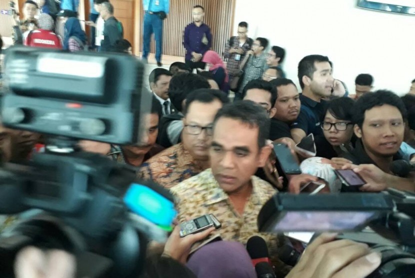 Ketua Fraksi Gerindra Ahmdad Muzani dikerumuni wartawan saat walk out dari ruang sidang paripurna Nusantara II, Jumat (28/4)