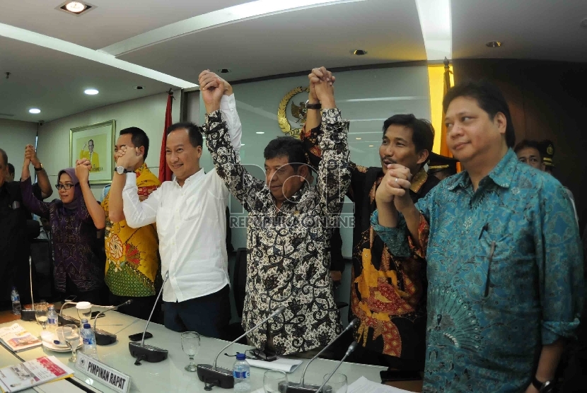 Ketua Fraksi Golkar kubu Agung Laksono, Agus Gumiwang (keempat kanan), Sekertaris Fraksi Golkar versi Munas Ancol, Fayakun Andriadi (kedua kiri), Anggota Partai Golkar, Airlangga (kanan) bersama anggota kubu Agung Laksono memberikan keterangan kepada warta