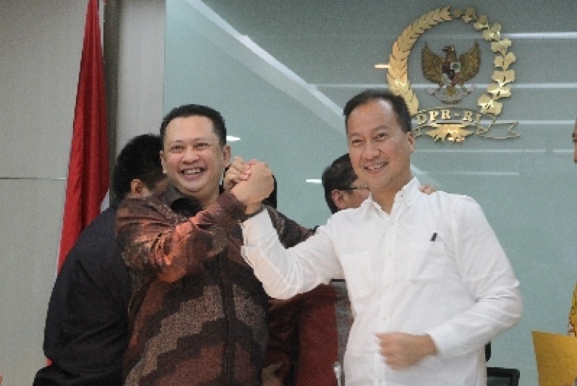   Ketua Fraksi Golkar versi Munas Ancol Agus Gumiwang dan Sekretaris Fraksi Golkar versi Munas Bali Bambang Soesatyo.