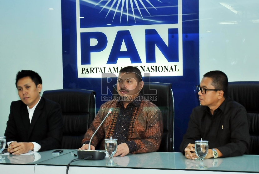 Ketua Fraksi Mulfachri Harahap (tengah), Sekretaris Fraksi Yandri Susanto (kanan), dan Bendahara Eko Hendro Purnomo (kiri) saat memberikan keterangan pers di ruang Fraksi PAN Komplek Parlemen, Senayan, Jakarta, Rabu (1/4).