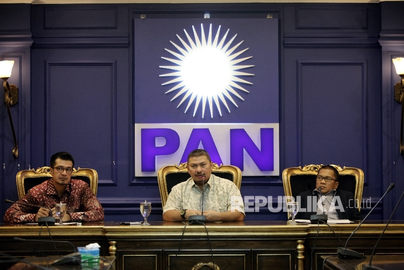 Sekretaris Fraksi PAN DPR RI Yandri Susanto (kanan)