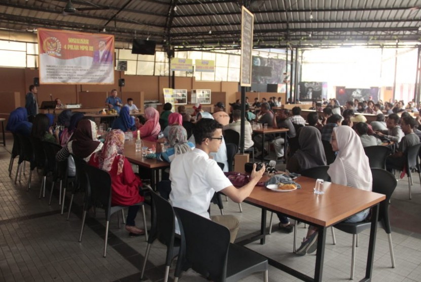 Ketua Fraksi PAN MPR RI yang juga anggota Komisi 1 DPR RI, Alimin Abdullah menggelar kegiatan Sosialisasi Empat Pilar MPR RI di Warung Sadaap, Jakarta Selatan,Sabtu (24/11).