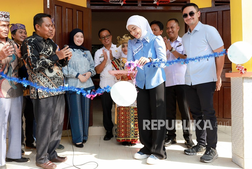 Ketua Fraksi PAN sekaligus Wakil Ketua Komisi XII DPR RI, Putri Zulkifli Hasan, meresmikan tiga ruang kelas yang telah selesai direnovasi di SMP Muhammadiyah 1 Rajabasa, Kabupaten Lampung Selatan, pada pekan ini.