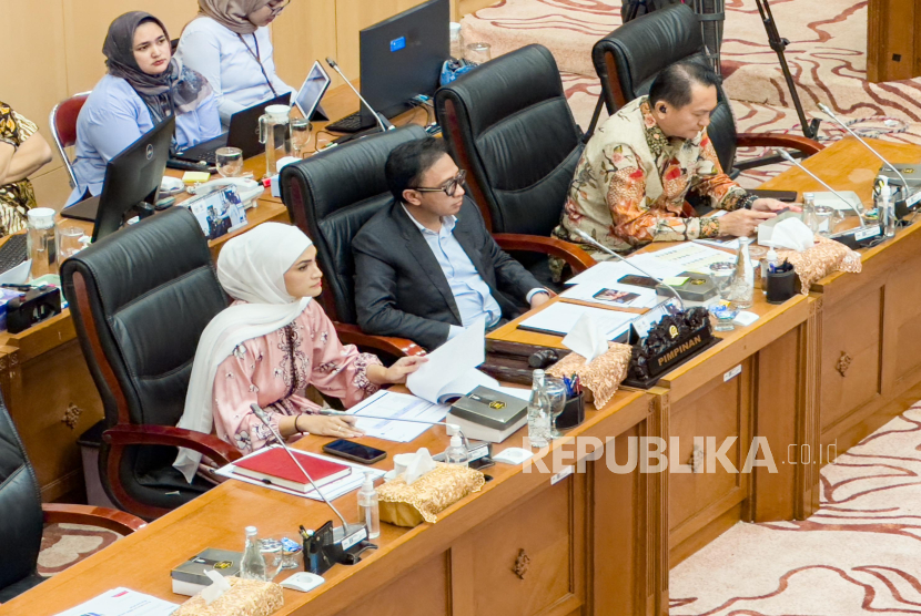 Ketua Fraksi Partai Amanat Nasional (PAN) DPR RI sekaligus Wakil Ketua Komisi XII DPR RI, Putri Zulkifli Hasan, menegaskan bahwa Fraksi PAN mendukung penuh penegakan hukum oleh Kejaksaan Agung dalam kasus dugaan korupsi tata kelola minyak mentah di PT Pertamina. 