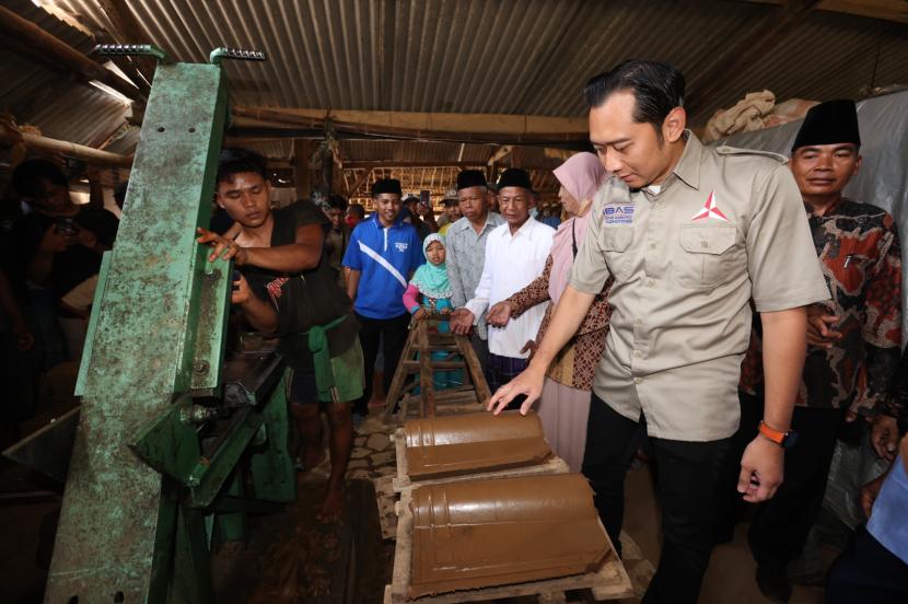 Ketua Fraksi Partai Demokrat DPR, Edhie Baskoro Yudhoyono alias Ibas meninjau UD Buana Jaya di Desa Kamulan, Kecamatan Durenan, Kabupaten Trenggalek, Selasa (20/12/2022). 