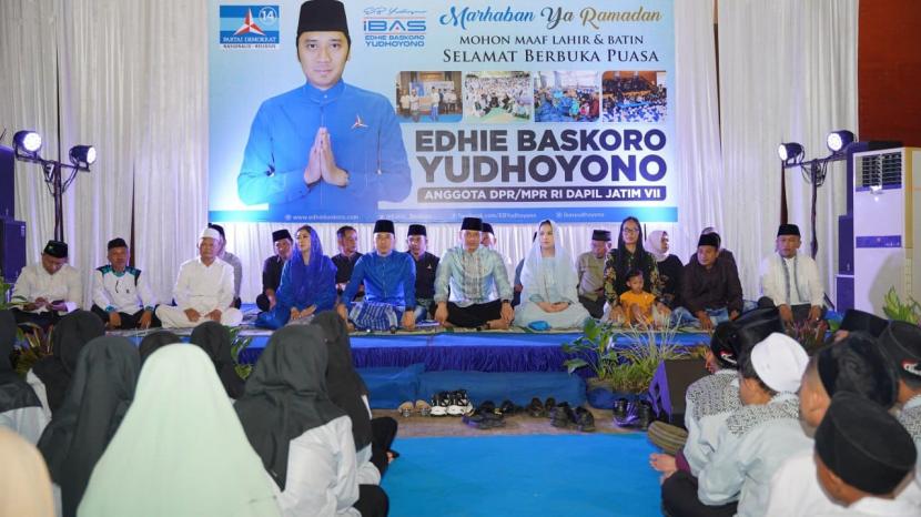 Ketua Fraksi Partai Demokrat DPR, Edhie Baskoro Yudhoyono alias Ibas buka puasa bersama dengan 1.000 santri di Gedung Gasibu, Kabupaten Pacitan, Jawa Timur pada Jumat (24/03/2023). 