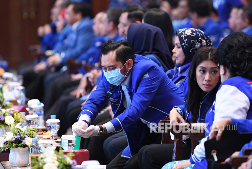 Ketua Fraksi Partai Demokrat DPR Edhie Baskoro Yudhoyono dengan menggunakan masker mencuci tangannya dengan disinfektan.