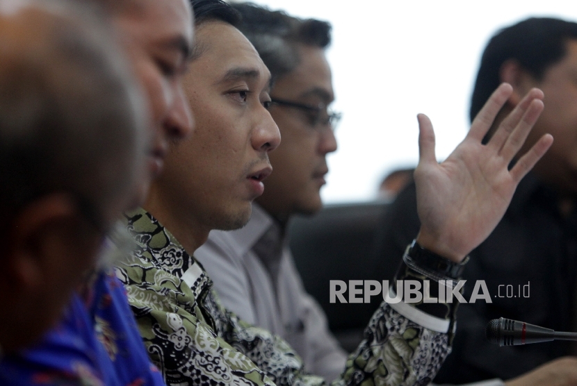 Ketua Fraksi Partai Demokrat Edhie Baskoro Yudhoyono (Ibas) (tengah) saat melakukan silaturahimdengan awak media di kantor Fraksi Partai Demokrat, KOmpleks Parlemen, Jakarta, Rabu (20/1). 