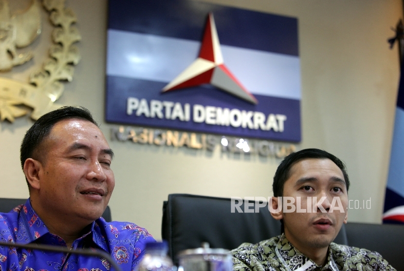 Ketua Fraksi Partai Demokrat Edhie Baskoro Yudhoyono (Ibas) (tengah)bersama Sekretaris Fraksi Demokrat Didik Mukriyanto (kiri) saat melakukan silaturahim dengan awak media di kantor Fraksi Partai Demokrat, KOmpleks Parlemen, Jakarta, Rabu (20/1).