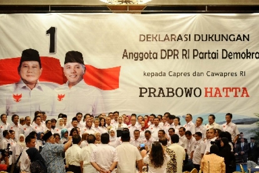 Ketua Fraksi Partai Demokrat Nurhayati Assegaf membacakan draft bersama anggota DPR saat deklarasi dukungan ke Prabowo di Jakarta, Senin (16/6).