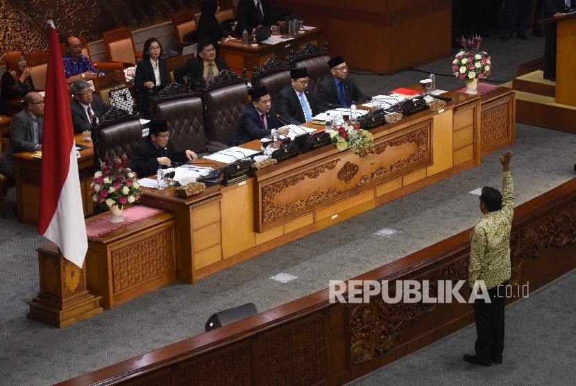 Ketua Fraksi Partai Gerindra Ahmad Muzani melakukan interupsi kepada pimpinan untuk menolak hak angket KPK saat Rapat Paripurna DPR di Kompleks Parlemen, Senayan, Jakarta, Jumat (28/4). 