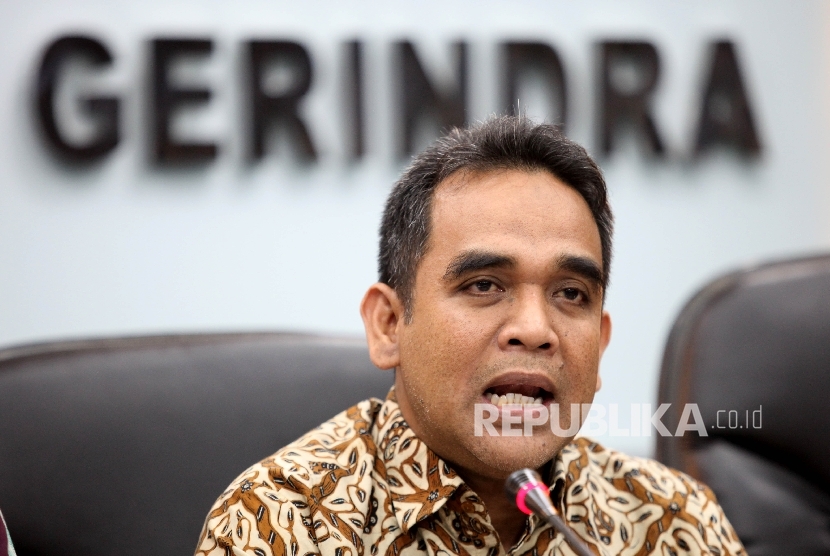 Ketua Fraksi Partai Gerindra Ahmad Muzani (tengah) saat memberikan keterangan pers di Ruang Rapat Fraksi Gerindra, Kompleks Parlemen, Jakarta, Kamis (19/5).  (Republika /Rakhmawaty La