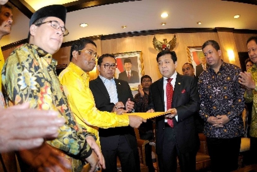 Ketua Fraksi Partai Golkar DPR Ade Komaruddin (kiri).